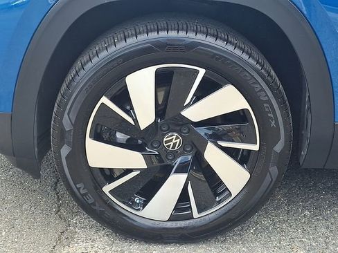 Certified 2025 Volkswagen Atlas Cross Sport SE image 28