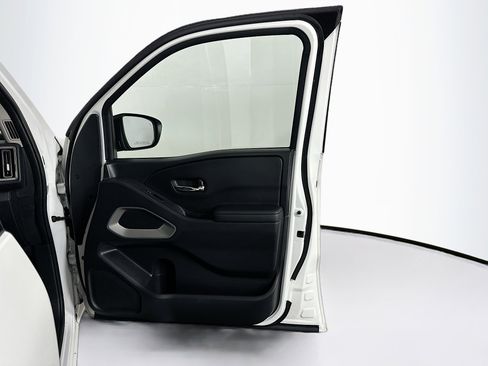 Used 2025 Nissan Frontier SV image 30