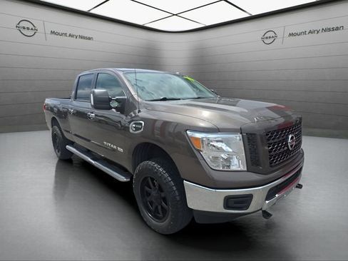 Used 2019 Nissan Titan SV AWD/4WD image 2