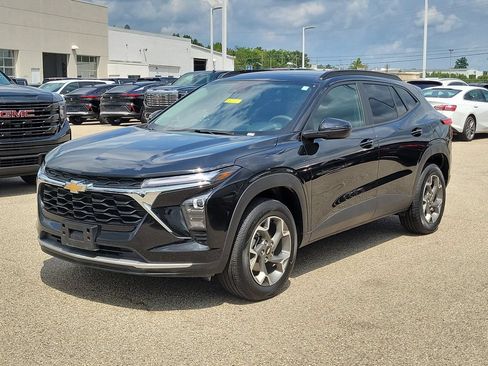 Used 2025 Chevrolet Trax LT FWD image 2