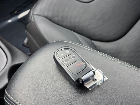 Used 2020 Jeep Cherokee Limited w/ Technology Group AWD/4WD image 38