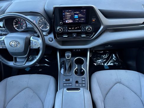 Used 2023 Toyota Highlander LE image 3