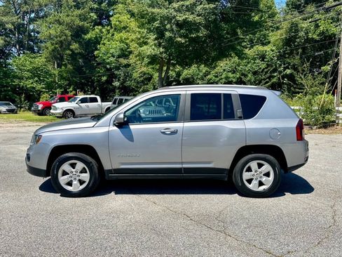 Used 2017 Jeep Compass Latitude FWD image 4