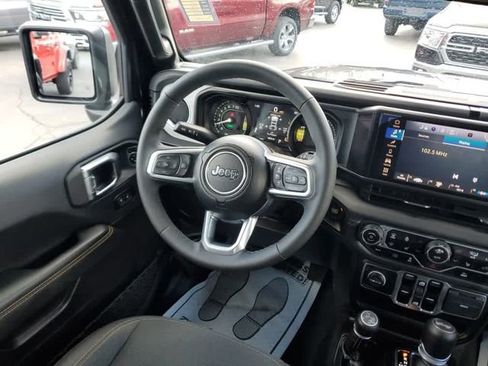 Used 2025 Jeep Wrangler Unlimited Sahara AWD/4WD image 17