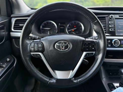 Used 2019 Toyota Highlander XLE AWD/4WD image 25