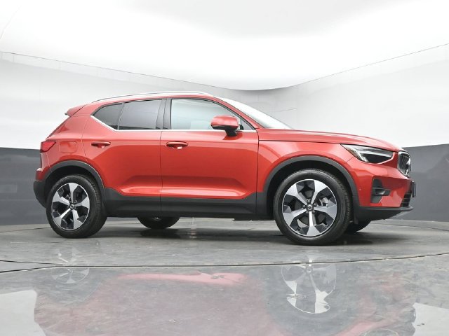 Used 2023 Volvo XC40 B4 Plus w/ Driver Assist Package FWD image 34
