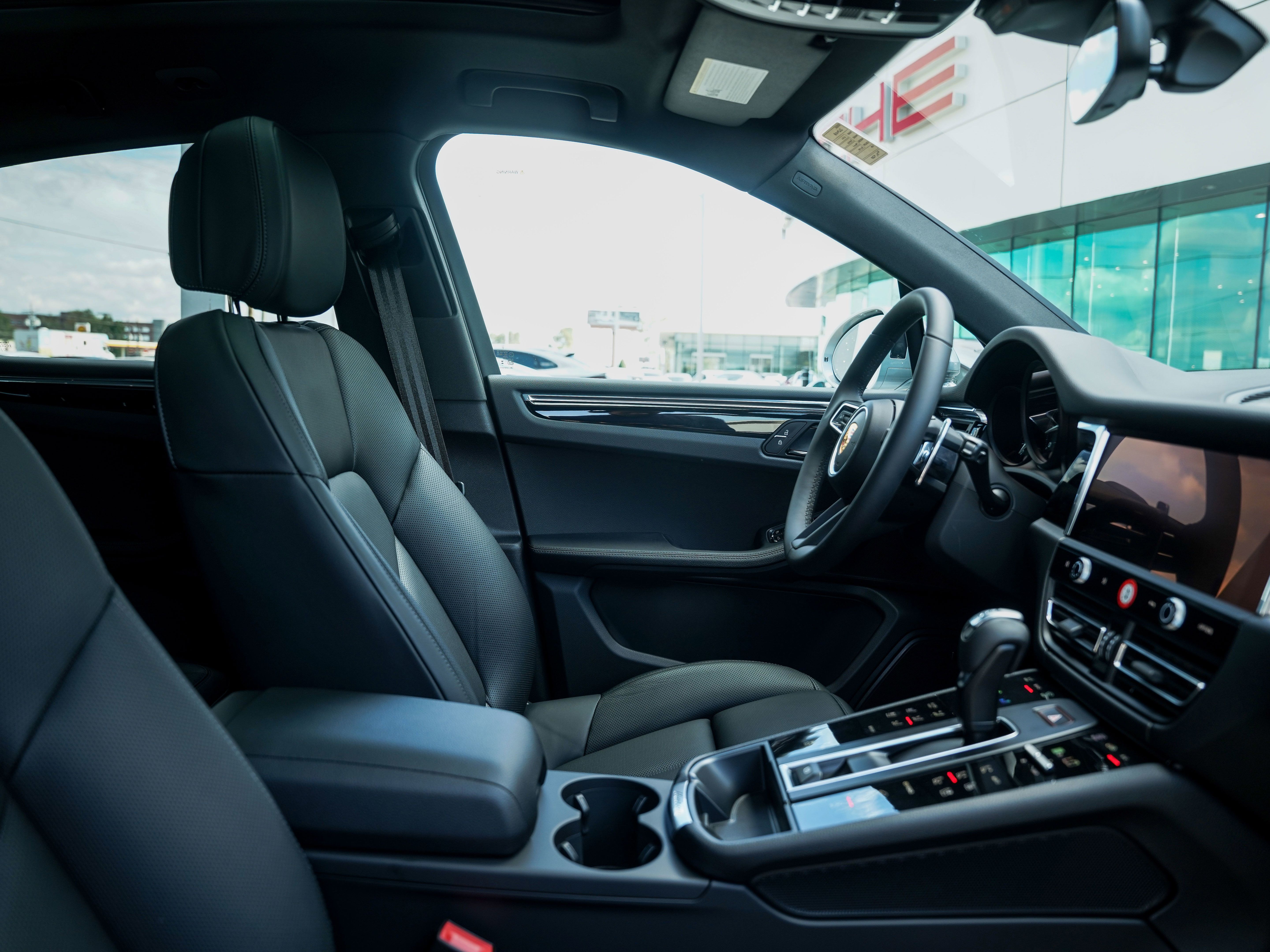 Certified 2026 Porsche Macan AWD/4WD image 33