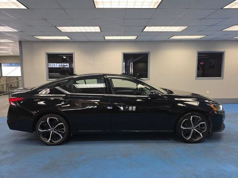 Used 2024 Nissan Altima 2.5 SR FWD image 2