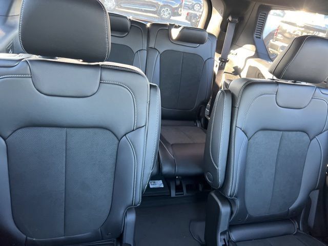 Used 2025 Jeep Grand Cherokee L Altitude AWD/4WD image 17