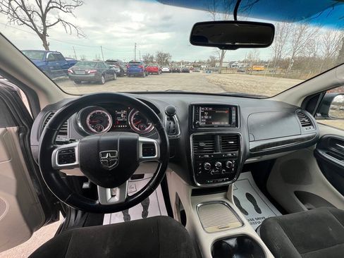 Used 2016 Dodge Grand Caravan SXT w/ UConnect Hands-Free Group FWD image 2
