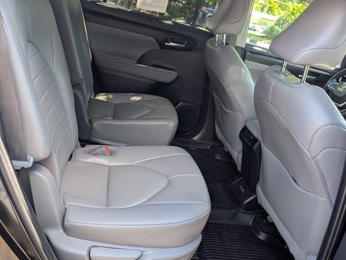 Used 2023 Toyota Highlander XLE AWD/4WD image 19