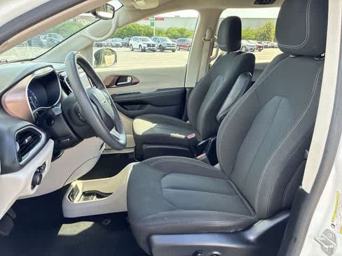 Used 2023 Chrysler Voyager LX FWD image 17