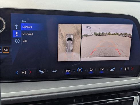 Used 2024 Chevrolet Traverse LT image 17