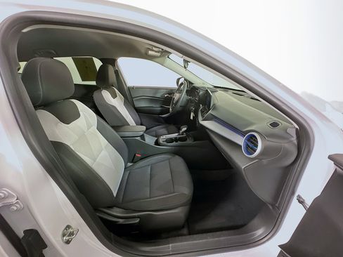 Used 2025 Chevrolet Trax LS image 32