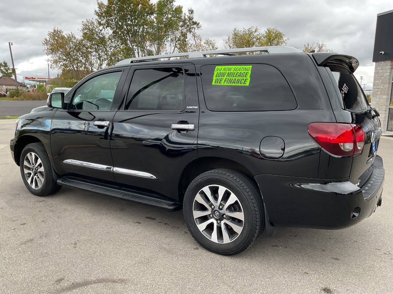 Used 2018 Toyota Sequoia Limited w/ Safety & Convenience Package AWD/4WD image 4