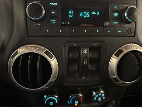 Used 2017 Jeep Wrangler Unlimited Sahara image 23