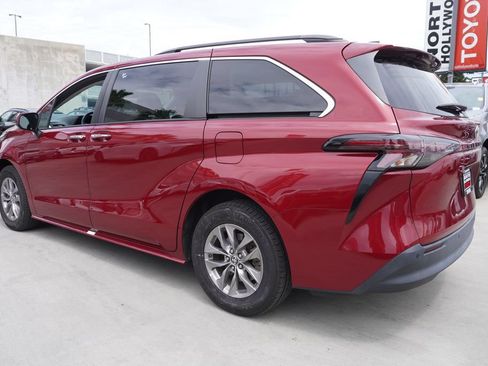 Certified 2023 Toyota Sienna XLE FWD image 4