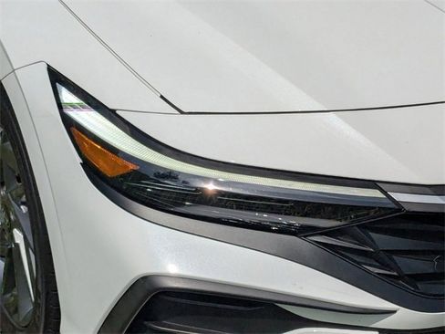 Used 2024 Hyundai Elantra SEL image 9