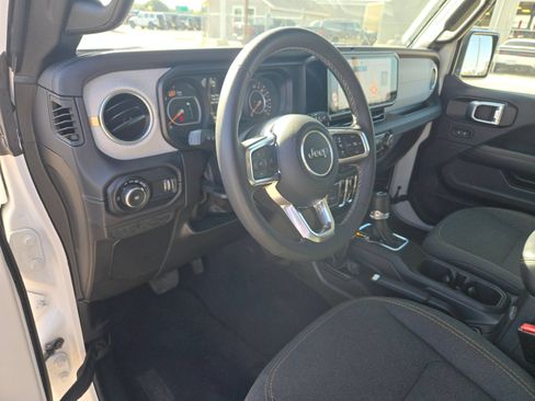 Used 2025 Jeep Wrangler Unlimited Sahara AWD/4WD image 10