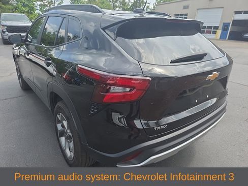 Used 2025 Chevrolet Trax LT FWD image 4