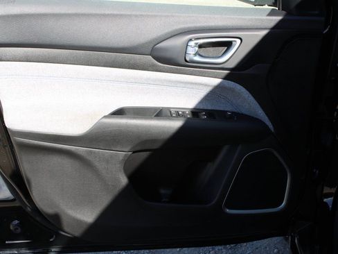 Used 2024 Jeep Compass Latitude image 9