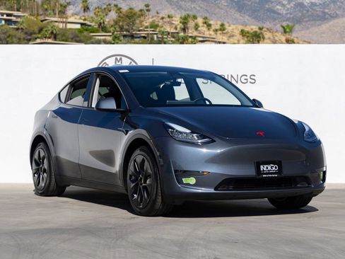 Used 2023 Tesla Model Y Long Range AWD/4WD image 2