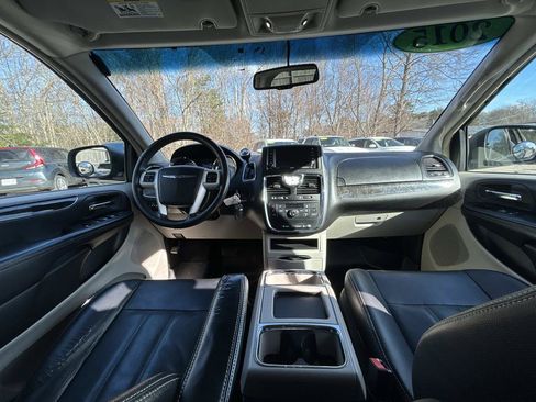 Used 2015 Chrysler Town & Country Touring FWD image 16
