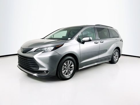 Used 2026 Toyota Sienna XLE FWD image 3