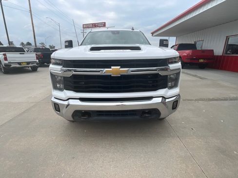 Used 2024 Chevrolet Silverado 2500 LT w/ Convenience Package AWD/4WD image 3