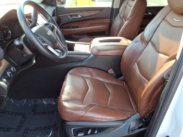 Used 2018 Cadillac Escalade Luxury AWD/4WD image 6