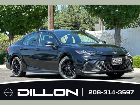 Used 2025 Toyota Camry SE FWD image 1
