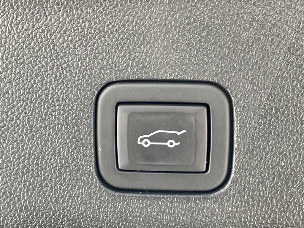 Used 2024 GMC Yukon AT4 w/ Technology Package AWD/4WD image 10