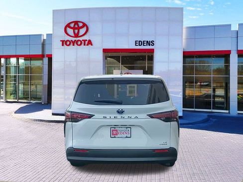 Used 2022 Toyota Sienna LE image 4