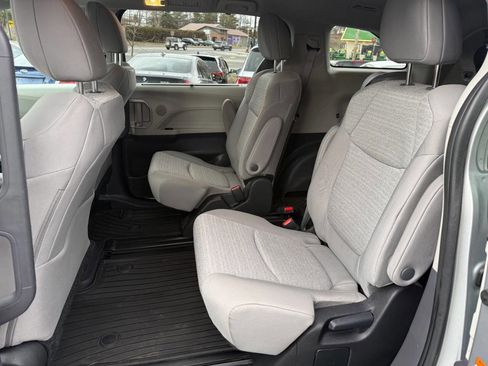Used 2023 Toyota Sienna LE AWD/4WD image 15