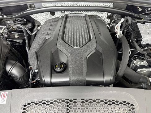 Certified 2025 Porsche Macan AWD/4WD image 32
