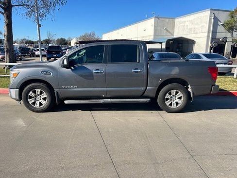 Used 2017 Nissan Titan SV image 4