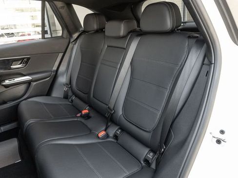 Used 2025 Mercedes-Benz GLC 300 4MATIC image 13