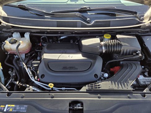 Used 2022 Chrysler Voyager LX image 20