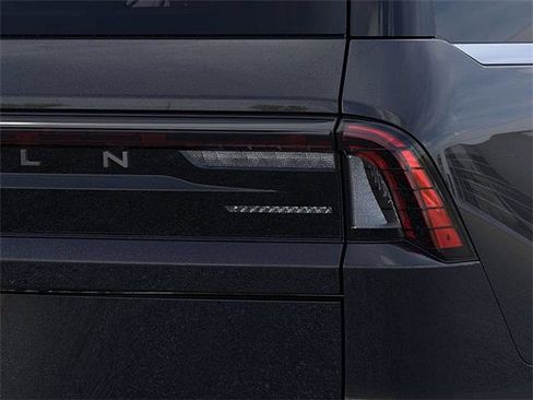 Certified 2025 Lincoln Navigator Reserve AWD/4WD image 36