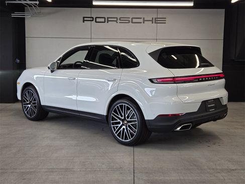 Used 2025 Porsche Cayenne Base image 3