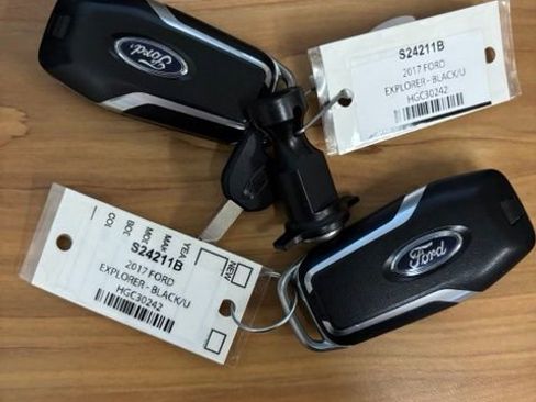 Used 2017 Ford Explorer Limited w/ Equipment Group 301A AWD/4WD image 3