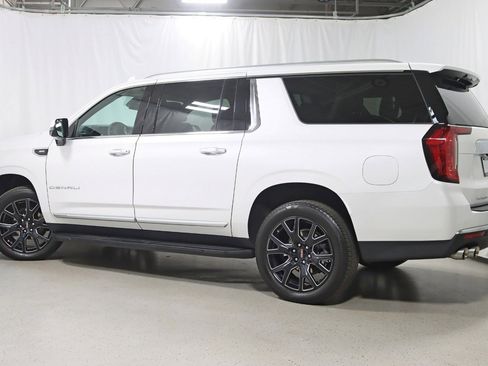 Used 2024 GMC Yukon XL Denali AWD/4WD image 9