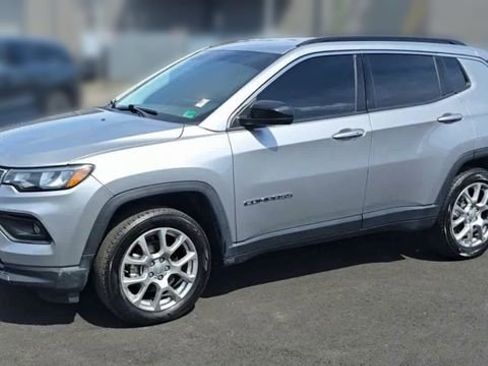 Used 2022 Jeep Compass Latitude AWD/4WD image 5