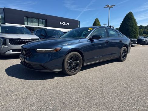 Used 2025 Honda Accord SE image 2