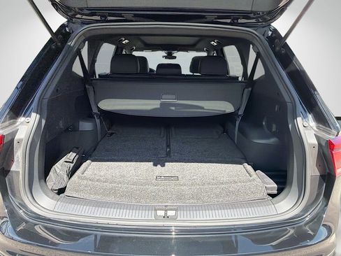 Used 2023 Volkswagen Tiguan SE R-Line FWD image 11