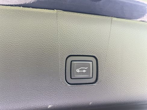 Used 2023 Chevrolet Traverse LT AWD/4WD image 16