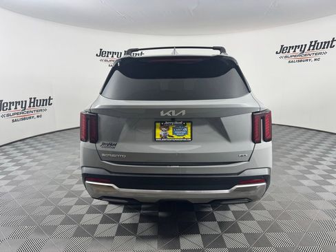 Used 2024 Kia Sorento S w/ Panoramic Sunroof Package image 8