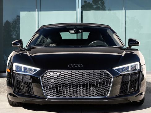 Used 2017 Audi R8 V10 w/ Carbon Exterior Package image 2