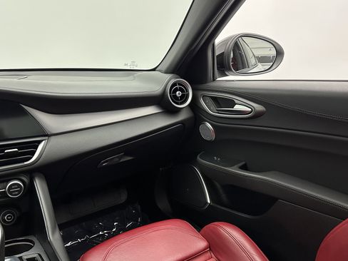 Used 2022 Alfa Romeo Giulia Veloce image 25