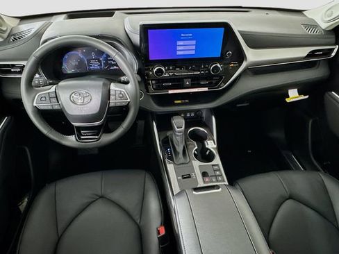New 2026 Toyota Highlander Platinum image 24